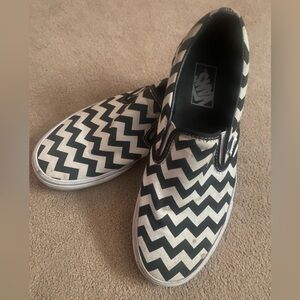 Vans Men's Black and White Chevron Sneakers